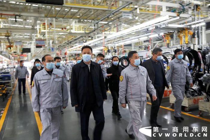 3月1日-3日，东风汽车集团有限公司总经理助理，东风商用车有限公司董事长、党委书记周先鹏深入制造领域3家单位，调研品牌向上战略落实情况。东风商用车总经理助理杨声亮等一同调研。