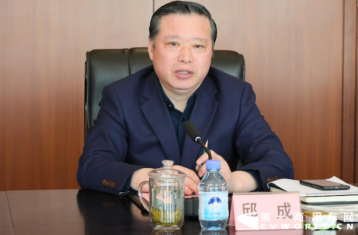 今年，“双碳”再度写入《政府工作报告》，绿色发展备受关注，能源革命呼之欲出。从全国首款侧换电牵引车，到斩获虎年首月换电重卡销量冠军，徐工汽车又有“绿色”大动作，聚焦换电装备的补能板块签约启动！