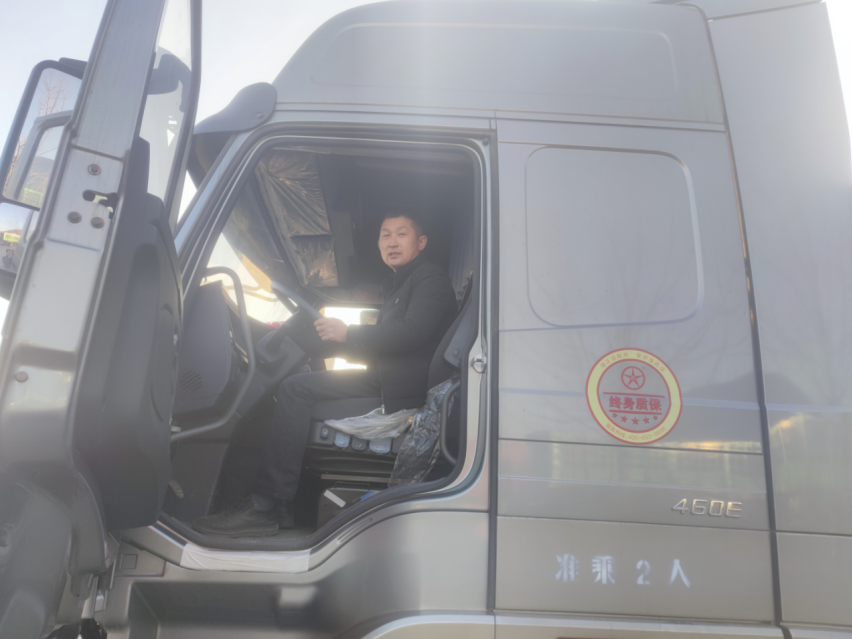 邵师傅今年44，常年在跑煤炭运输，之所以进到这个行业，用邵师傅自己的话说就是——“没得干”，类似的表述我在别的卡友那也听过不少。