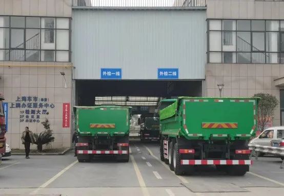 近日，大运首批40台新型智能渣土车已陆续到达上海，目前处于车辆上户和办理入渣土网阶段，即将实现首批车辆交付。