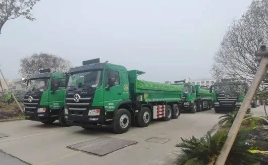近日，大运首批40台新型智能渣土车已陆续到达上海，目前处于车辆上户和办理入渣土网阶段，即将实现首批车辆交付。