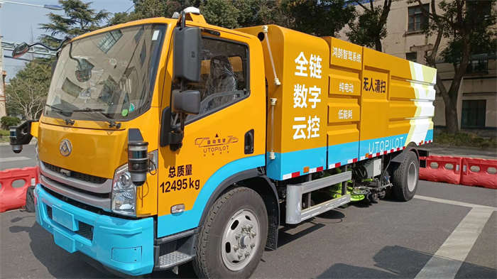 近日，经实地评估、方案评审及网上公示，上海市交通委员会确定了2022年度上海市智能网联汽车示范应用创新试点项目（“揭榜挂帅”）入选名单。此次全市入选的项目共13个，分为8个应用场景；其中，上汽集团旗下年轻的“科创小巨人”友道智途，凭借其创新的“四大金刚”产品，成为创新试点项目的牵头、合作单位，参与智能重卡、智能转运、智能清扫及智能公交4个应用场景，引领上海自动驾驶出行业务迈入全新阶段。
