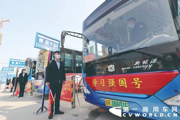 近日，100台中通客车10米新N系纯电动城市客车整装待发，即将交付牡丹之都菏泽，全部投放于菏泽城际公交线路。值得一提的是，该批新N系全面搭载中通U-LINK智慧运营管理系统，持续推动菏泽城际公交的智慧化体系建设。