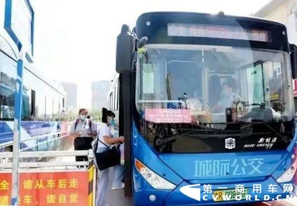 近日，100台中通客车10米新N系纯电动城市客车整装待发，即将交付牡丹之都菏泽，全部投放于菏泽城际公交线路。值得一提的是，该批新N系全面搭载中通U-LINK智慧运营管理系统，持续推动菏泽城际公交的智慧化体系建设。