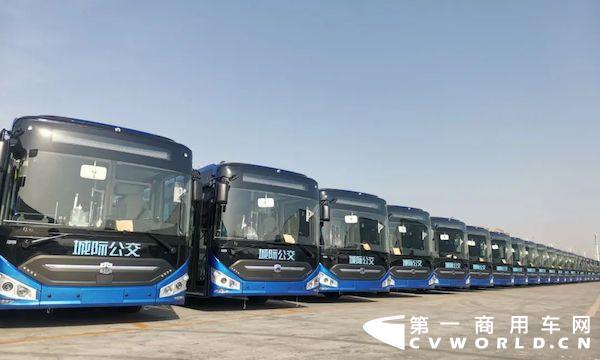 近日，100台中通客车10米新N系纯电动城市客车整装待发，即将交付牡丹之都菏泽，全部投放于菏泽城际公交线路。值得一提的是，该批新N系全面搭载中通U-LINK智慧运营管理系统，持续推动菏泽城际公交的智慧化体系建设。