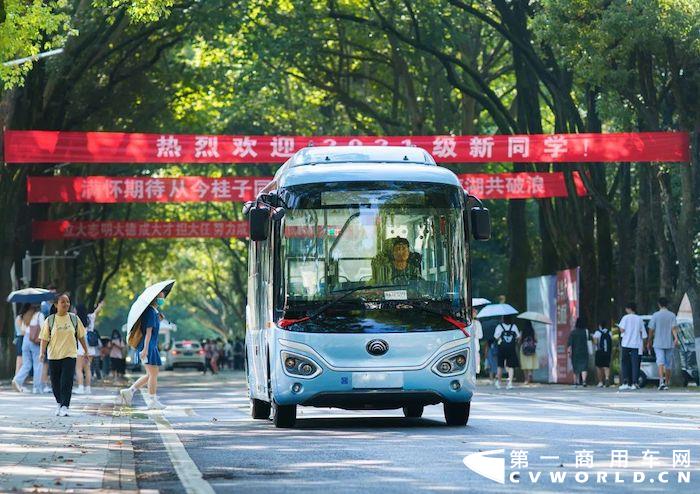 宇通E6S微循环小巴兼具超级灵活、超高颜值、超享舒适、超强安全、超省运维的“五超”品质，一经推出就迎来无数瞩目。被人称为“蓝精灵”的它，究竟有怎样的魅力？接下来，让我们一起走近它。