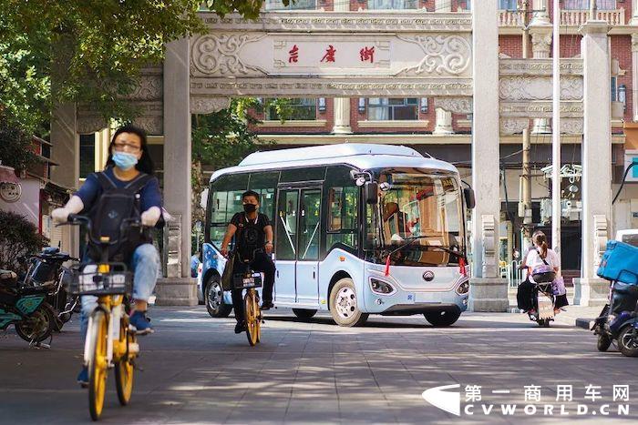 宇通E6S微循环小巴兼具超级灵活、超高颜值、超享舒适、超强安全、超省运维的“五超”品质，一经推出就迎来无数瞩目。被人称为“蓝精灵”的它，究竟有怎样的魅力？接下来，让我们一起走近它。
