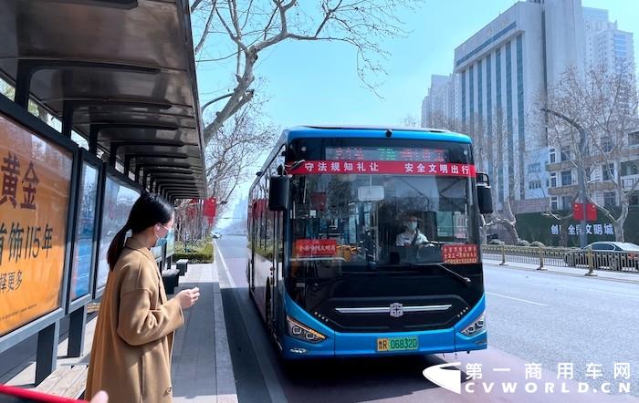 行驶在菏泽的中通公交客车.jpg