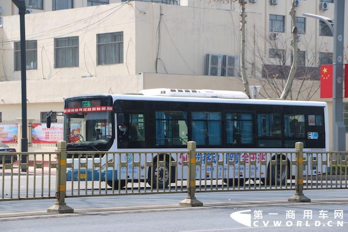 行驶在菏泽的中通客车.JPG