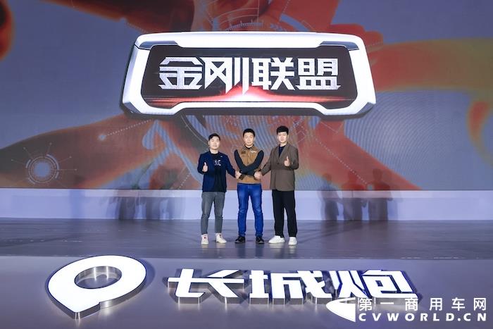 小康社会看皮卡，千行百业金刚炮。小康社会看皮卡，千行百业金刚炮。3月22日，长城炮践行品类创新的又一款全球化产品——时尚商用皮卡金刚炮正式上市。