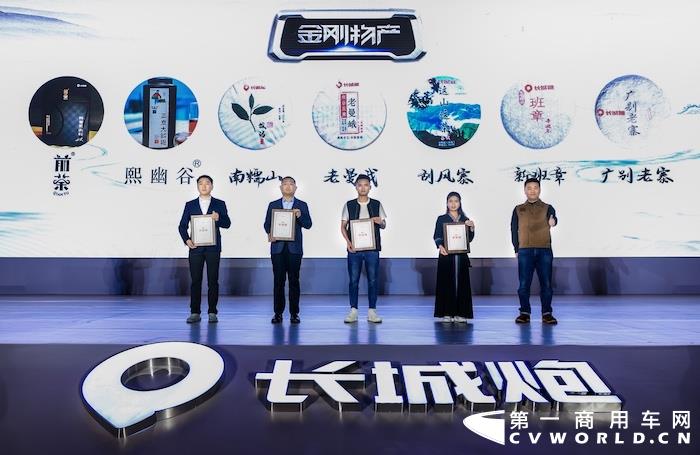 小康社会看皮卡，千行百业金刚炮。小康社会看皮卡，千行百业金刚炮。3月22日，长城炮践行品类创新的又一款全球化产品——时尚商用皮卡金刚炮正式上市。