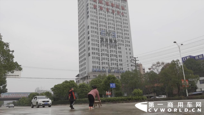 前不久，在湖南省娄底市娄底眼科医院门口，新增了一块暖心的公交车站牌。这个停靠点是娄底市公交公司为方便一对“特殊”的母子来回看病而增设的，这也是娄底市首次为残疾人增设公交临时停靠点。然而，这一条线路，正是中车电动C10“保驾护航”。