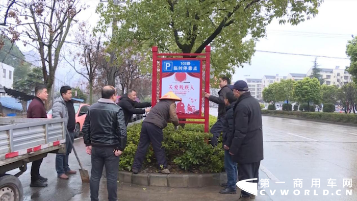 前不久，在湖南省娄底市娄底眼科医院门口，新增了一块暖心的公交车站牌。这个停靠点是娄底市公交公司为方便一对“特殊”的母子来回看病而增设的，这也是娄底市首次为残疾人增设公交临时停靠点。然而，这一条线路，正是中车电动C10“保驾护航”。