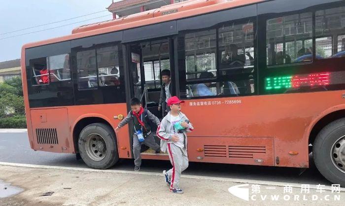 前不久，在湖南省娄底市娄底眼科医院门口，新增了一块暖心的公交车站牌。这个停靠点是娄底市公交公司为方便一对“特殊”的母子来回看病而增设的，这也是娄底市首次为残疾人增设公交临时停靠点。然而，这一条线路，正是中车电动C10“保驾护航”。