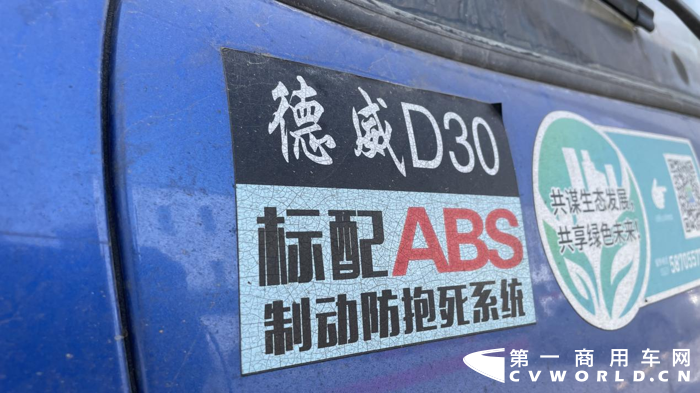 【第一商用车网 原创】近日，第一商用车网小编在北京市大兴区一物流园走访市场时，采访到一位跑绿通的山东卡友王师傅。一提到他的“座驾”，王师傅便侃侃而谈，一脸的自豪感。
