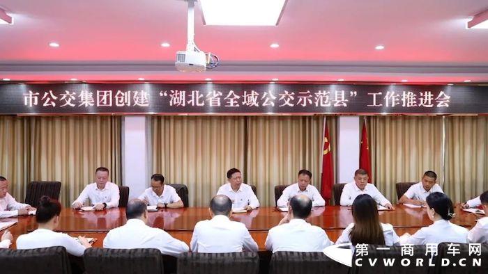 湖北赤壁，一个拥有秀丽风光与英雄故事的传奇之城，境内不仅有国家重点风景名胜区陆水湖风景区，还有中国古代著名战役中唯一尚存原貌的古战场——赤壁。灵秀山川，巍峨历史，丰富的资源与科技的双向沉淀，让赤壁的人民生活怡然自得。全新建成的全域公交体系，迭代更新的宇通纯电动公交车，更是让这里的人民感受到了出行创新升级带来的魅力与美好。