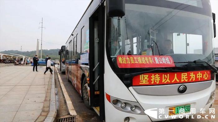 湖北赤壁，一个拥有秀丽风光与英雄故事的传奇之城，境内不仅有国家重点风景名胜区陆水湖风景区，还有中国古代著名战役中唯一尚存原貌的古战场——赤壁。灵秀山川，巍峨历史，丰富的资源与科技的双向沉淀，让赤壁的人民生活怡然自得。全新建成的全域公交体系，迭代更新的宇通纯电动公交车，更是让这里的人民感受到了出行创新升级带来的魅力与美好。
