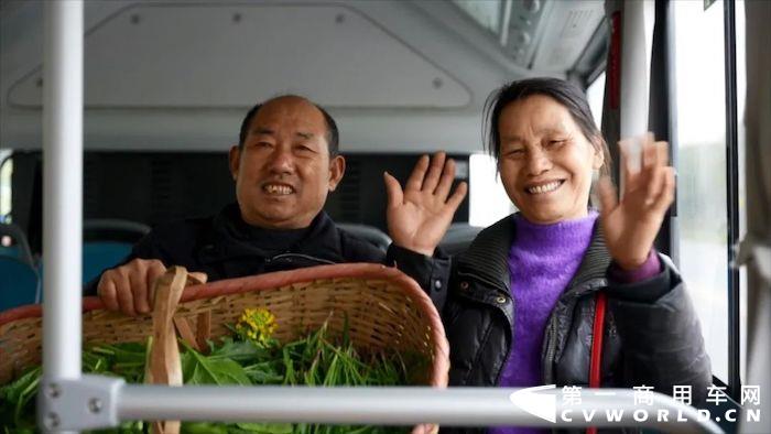 湖北赤壁，一个拥有秀丽风光与英雄故事的传奇之城，境内不仅有国家重点风景名胜区陆水湖风景区，还有中国古代著名战役中唯一尚存原貌的古战场——赤壁。灵秀山川，巍峨历史，丰富的资源与科技的双向沉淀，让赤壁的人民生活怡然自得。全新建成的全域公交体系，迭代更新的宇通纯电动公交车，更是让这里的人民感受到了出行创新升级带来的魅力与美好。