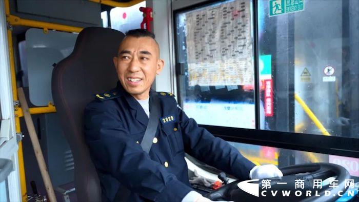 湖北赤壁，一个拥有秀丽风光与英雄故事的传奇之城，境内不仅有国家重点风景名胜区陆水湖风景区，还有中国古代著名战役中唯一尚存原貌的古战场——赤壁。灵秀山川，巍峨历史，丰富的资源与科技的双向沉淀，让赤壁的人民生活怡然自得。全新建成的全域公交体系，迭代更新的宇通纯电动公交车，更是让这里的人民感受到了出行创新升级带来的魅力与美好。