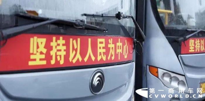 湖北赤壁，一个拥有秀丽风光与英雄故事的传奇之城，境内不仅有国家重点风景名胜区陆水湖风景区，还有中国古代著名战役中唯一尚存原貌的古战场——赤壁。灵秀山川，巍峨历史，丰富的资源与科技的双向沉淀，让赤壁的人民生活怡然自得。全新建成的全域公交体系，迭代更新的宇通纯电动公交车，更是让这里的人民感受到了出行创新升级带来的魅力与美好。