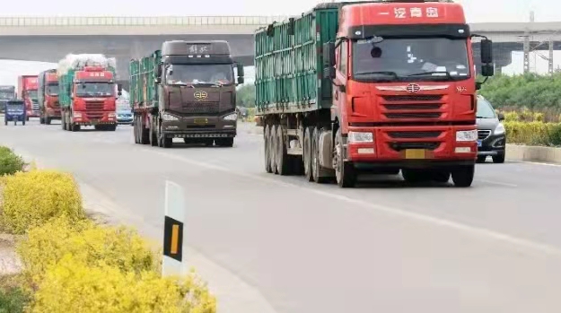近期全国本土疫情多点频发，疫情防控形势严峻、任务繁重。部分地区对货运车辆采取层层加码、一刀切的通行管控措施，部分高速公路服务区关停，部分公路防疫检测站拥堵，造成货运受阻、物流不畅，部分地区生产生活物资供应受到影响，社会各方高度关注。