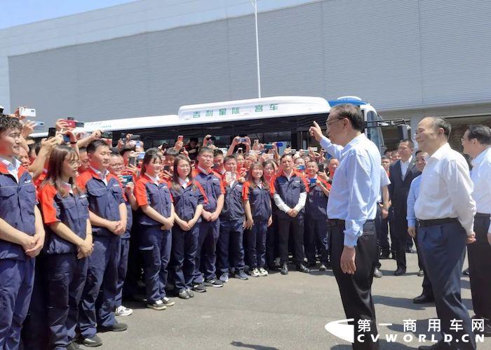 2022年4月12日，国务院总理李克强考察了吉利新能源商用车上饶低碳数智工厂。他强调发展新能源有利于能源多元化、提升能源保障能力，勉励吉利要推出更多质量高、安全性强、市场需要的新产品。他为吉利为卡车司机打造“移动的家”点赞，祝愿远程汽车越走越远，越走越稳，越走越好。