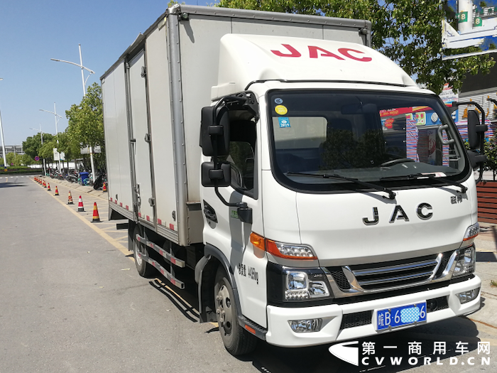 【第一商用车网 原创】日前，第一商用车网在安徽芜湖鸠江区某物流园附近走访用户时，采访到一位驾驶江淮骏铃厢式载货车跑城配物流的车主吴俊（化名），听他讲述了很多骏铃在城配运输领域的故事。