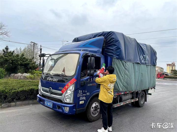 只靠5元馒头吃了4天，吃泡面吃出口腔溃疡，拿两包烟换回的一瓶矿泉水要喝两天，这种情景并非出现在受疫情困扰的百姓家中，而是这段时间卡车司机被困高速的真实写照。