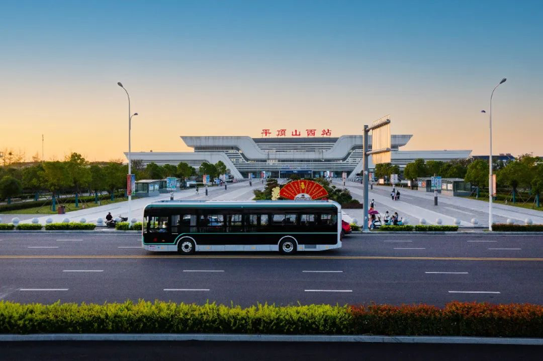 公交车，是每座城市的交通大动脉，它作为我们日常出行和通勤得力的交通工具，每天穿梭在城市的大街小巷，所以说起它，相信很多人不仅对它特别熟悉，甚至还有人是它的粉丝，成为了“公交迷”的一员。