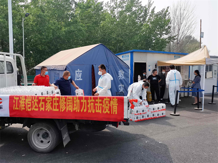 今年3月份以来，全国多地疫情反复，致使防控形势严峻复杂，三码联查、减少外出、居家办公……为实现社会动态面清零，社会各界持续努力。在河北石家庄，随着疫情防控措施的升级，城市生活物资的保障和高速等交通要道的防疫检测工作事关重大。