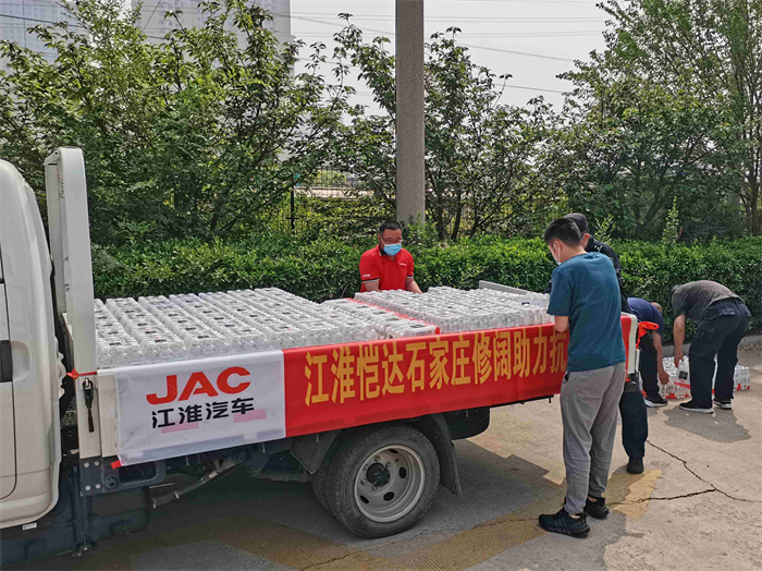 今年3月份以来，全国多地疫情反复，致使防控形势严峻复杂，三码联查、减少外出、居家办公……为实现社会动态面清零，社会各界持续努力。在河北石家庄，随着疫情防控措施的升级，城市生活物资的保障和高速等交通要道的防疫检测工作事关重大。