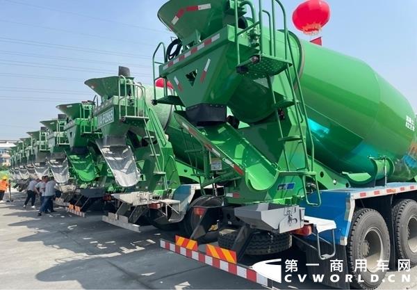 一汽解放J6L搅拌车交车仪式亮相眉山2.JPG