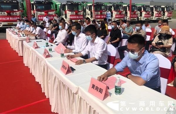 一汽解放J6L搅拌车交车仪式亮相眉山4.JPG