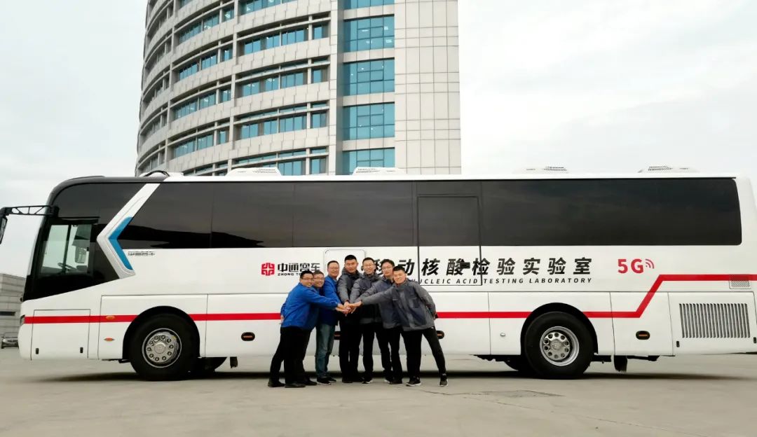 “公司现有12、13米两款核酸检测车，均严格按照P2＋生物安全实验室标准研发，分别可满足日检测3500管、10000管，最高可日检10万人，混检最快2个小时出据检测报告”。4月27日上午，位于聊城市开发区的中通客车园区内，中通客车特种车公司技术总监李兆兵指着一辆核酸检测车向记者介绍道。