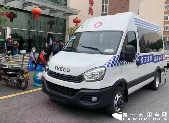 近日，在苏州依维柯全科医疗车将疫苗接种点、核酸检测点“合二为一”形成“直达”，市民们无需“换乘”，测完核酸后，立马就能接种疫苗，十分便捷。使用过程中，该车不仅成为了加快核酸筛查和疫苗接种的一支重要力量，而且极大地提升了属地在应对突发公共卫生事件的应急保障能力。