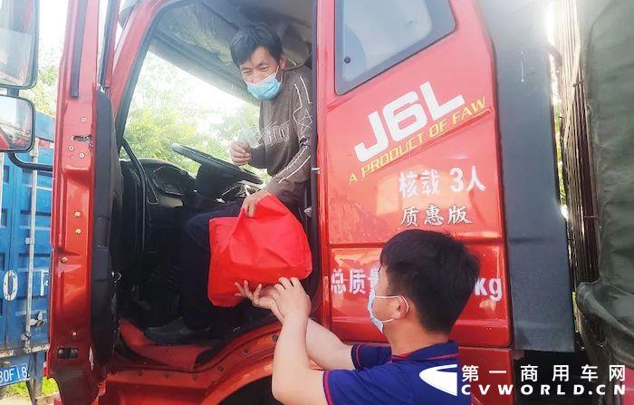 对于运输行业来说，2022年无疑是极具挑战的一年。一方面，受经济放缓、外贸收缩、材料上涨等因素影响，运输行业“货源少，成本高，挣钱难”；另一方面，受本轮疫情影响，一些城市按下“暂停键”“慢行键”，交通线物流线运输线多处不通不畅，限制货运车辆和司乘人员通行，部分卡车无活可干、无钱可赚，特别是那些需要按期偿还车辆贷款的卡车司机，生活处境变得异常艰难。这些问题，受到了社会的广泛关注。