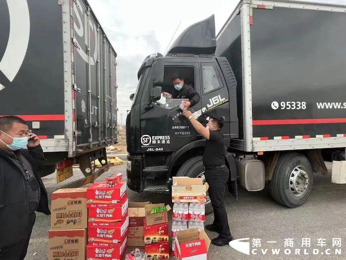对于运输行业来说，2022年无疑是极具挑战的一年。一方面，受经济放缓、外贸收缩、材料上涨等因素影响，运输行业“货源少，成本高，挣钱难”；另一方面，受本轮疫情影响，一些城市按下“暂停键”“慢行键”，交通线物流线运输线多处不通不畅，限制货运车辆和司乘人员通行，部分卡车无活可干、无钱可赚，特别是那些需要按期偿还车辆贷款的卡车司机，生活处境变得异常艰难。这些问题，受到了社会的广泛关注。
