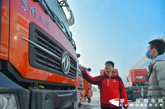 2020年疫情以来，东风公司针对产业链上受疫情影响较大、暂遇困难的机构客户及暂时失去收入来源的个人客户，先后发布了21项金融纾困政策。其中，截至今年4月末，已累计为40,440名商用车客户办理55,900笔车贷延展期业务，涉及金额203.95亿元。