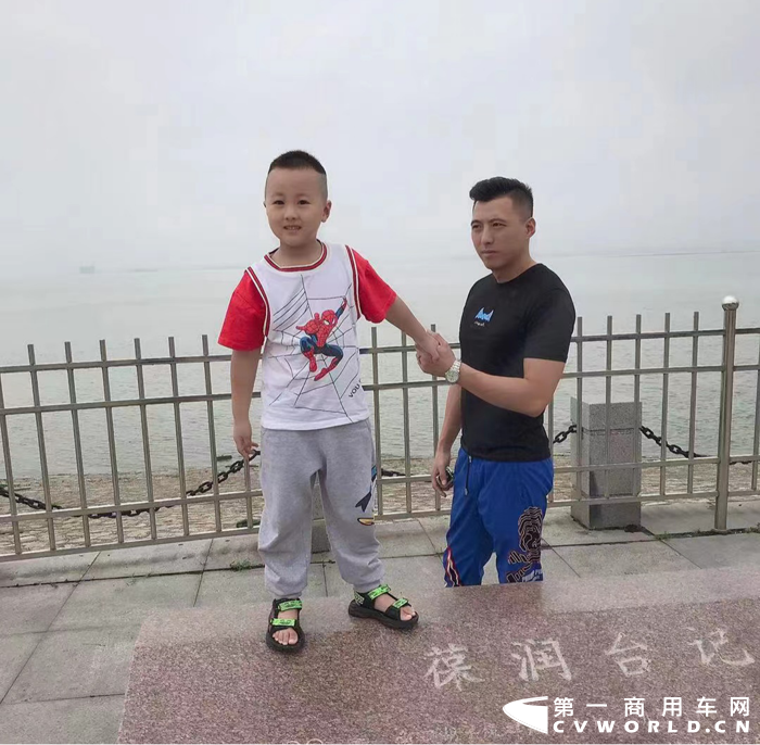 每个人的人生都不尽相同，或平凡、或跌宕，但只要找准方向，勇敢拼搏，就能书写出自己的精彩人生。