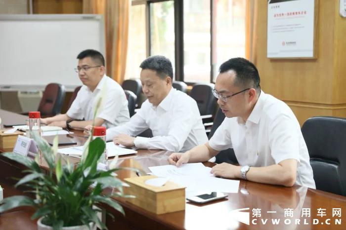 6月9日，东风商用车有限公司召开干部会议。东风汽车集团有限公司总经理助理、东风商用车董事长、党委书记周先鹏，东风公司党委组织部部长郑红艺，东风商用车领导班子成员、总经理助理、纪检监察部门负责人、公司所属单位纪委书记等参加会议。东风商用车总经理王玮主持会议。