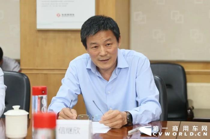 6月9日，东风商用车有限公司召开干部会议。东风汽车集团有限公司总经理助理、东风商用车董事长、党委书记周先鹏，东风公司党委组织部部长郑红艺，东风商用车领导班子成员、总经理助理、纪检监察部门负责人、公司所属单位纪委书记等参加会议。东风商用车总经理王玮主持会议。