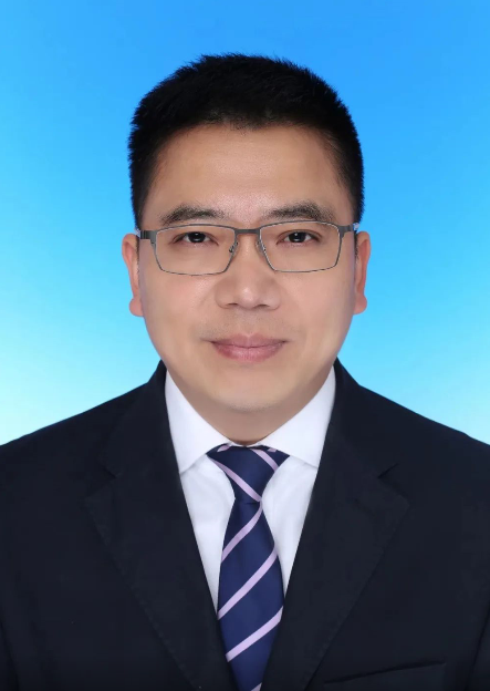 6月9日，东风商用车有限公司召开干部会议。东风汽车集团有限公司总经理助理、东风商用车董事长、党委书记周先鹏，东风公司党委组织部部长郑红艺，东风商用车领导班子成员、总经理助理、纪检监察部门负责人、公司所属单位纪委书记等参加会议。东风商用车总经理王玮主持会议。