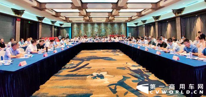 仲夏时节，万物丰茂，奋斗当时。2022年6月10日，山东省道路运输协会四届二次会员代表大会在济南召开。作为大会的重磅环节，“齐鲁出行”定制客运网络平台正式运营启动仪式成功举行。