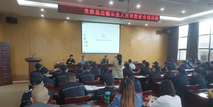 随着东风商用车有限公司，品牌向上战略的号令枪响。全体营销将士，不当坐商、主动出击，紧盯终端，挖掘销量机会，聚力市场突围。