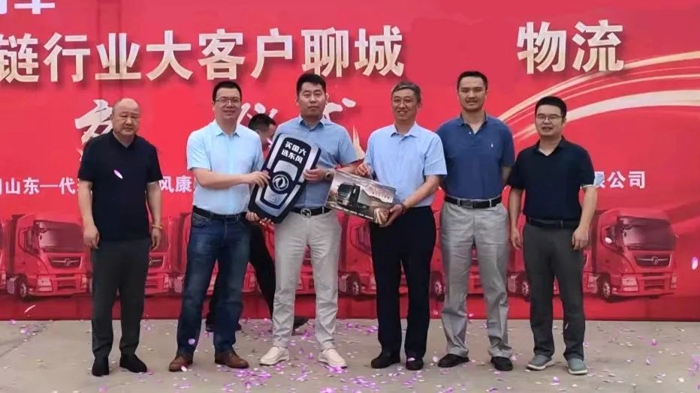 随着东风商用车有限公司，品牌向上战略的号令枪响。全体营销将士，不当坐商、主动出击，紧盯终端，挖掘销量机会，聚力市场突围。