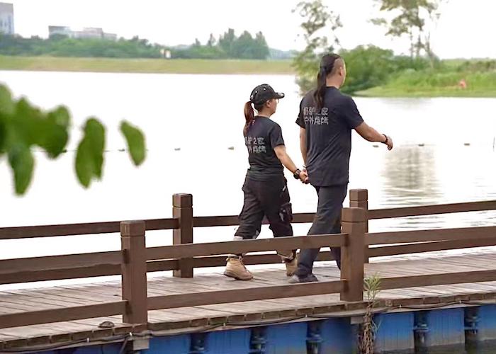 在喧嚣的城市呆久了，越来越多的人开始向往“不插电的荒野”。一顶帐篷、几把椅子，三五朋友架起烤炉，品尝滋滋作响的烤肉，伴着虫鸣自在聊天、哼唱小曲，看下午四五点的太阳在河面洒下碎金，用照片和Vlog定格当下的美好，实在是惬意。