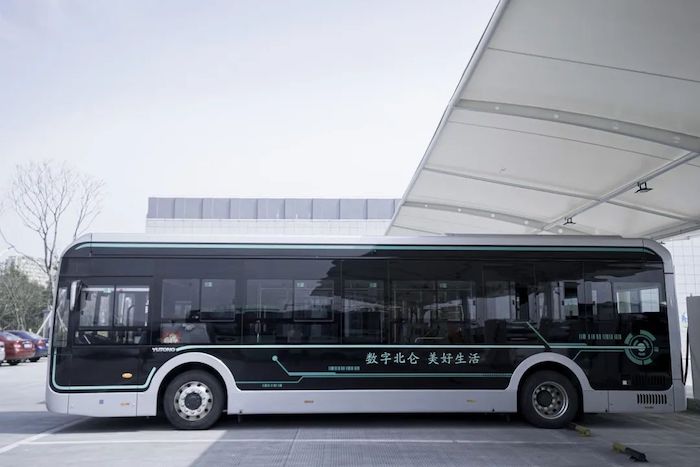 在轨道交通成为城市交通主动脉后，北仑公交以接驳地铁、渗透社区、定制需求等多种方式转型，通过精准布局和智能化升级，以公交先行加快“数字北仑”、“青年北仑”的迭代步伐，为城市发展打通脉络。