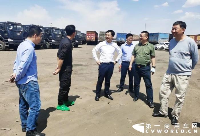 5月份，营销服务部发出“奋战60天，全力打赢上半年”和“浴血决战市场，誓死捍卫解放荣誉”的动员令。海外市场人员迅速响应，全域跑起来、全速抢时间、全力拼市场，创出了新的耀眼成绩。