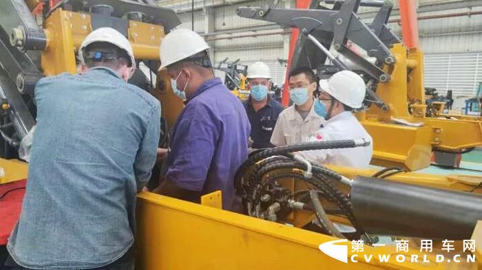 5月份，营销服务部发出“奋战60天，全力打赢上半年”和“浴血决战市场，誓死捍卫解放荣誉”的动员令。海外市场人员迅速响应，全域跑起来、全速抢时间、全力拼市场，创出了新的耀眼成绩。