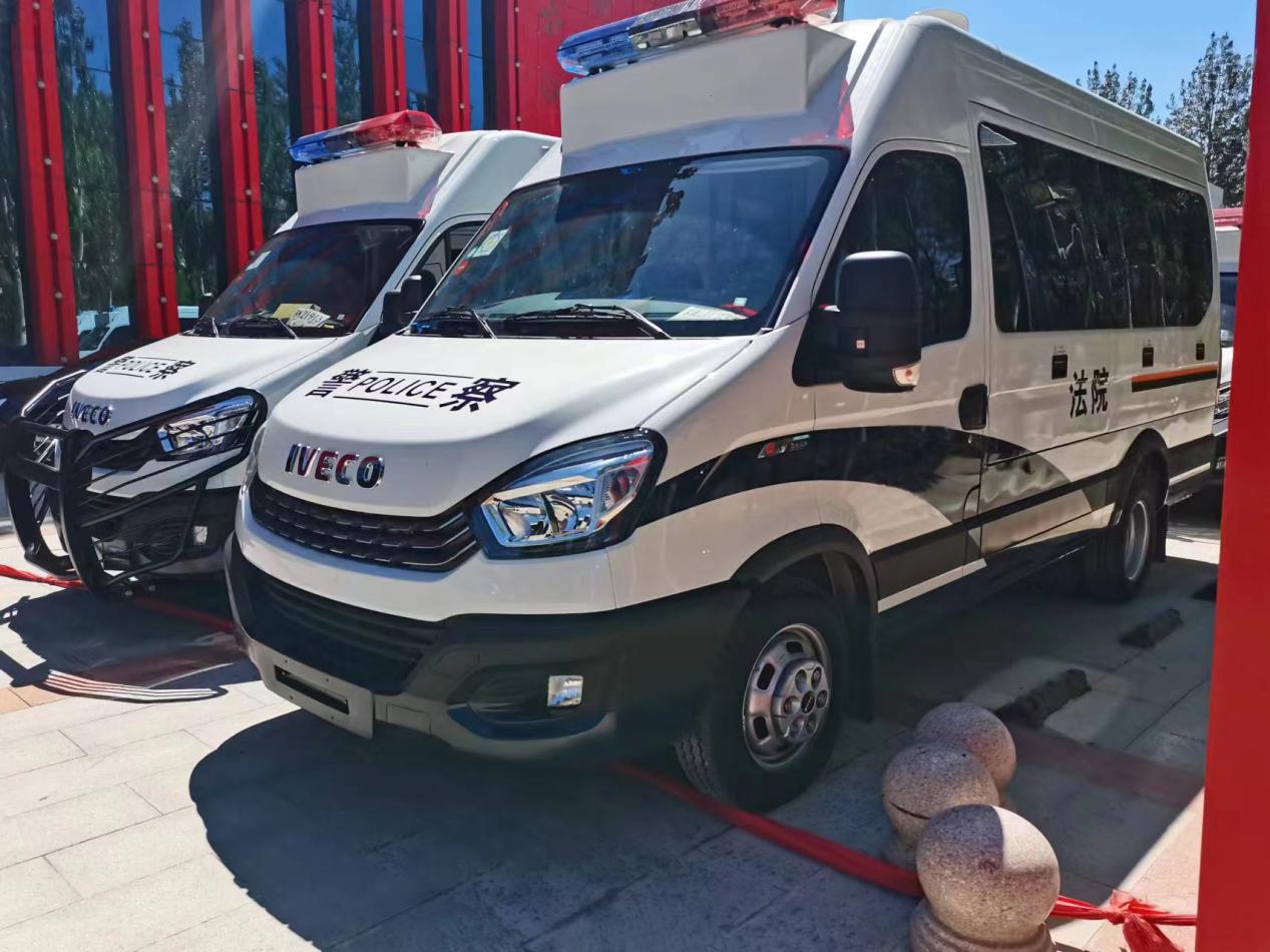 近日，南京依维柯向青海省高级人民法院成功交付批量依维柯巡回审判车。本次交付的车辆将作为地方法治建设用车，助力青海省普法工作的全面开展，为人民群众提供更加规范、高效、便捷的司法服务。